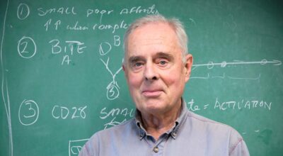 Rainer Storb in front of a blackboard.